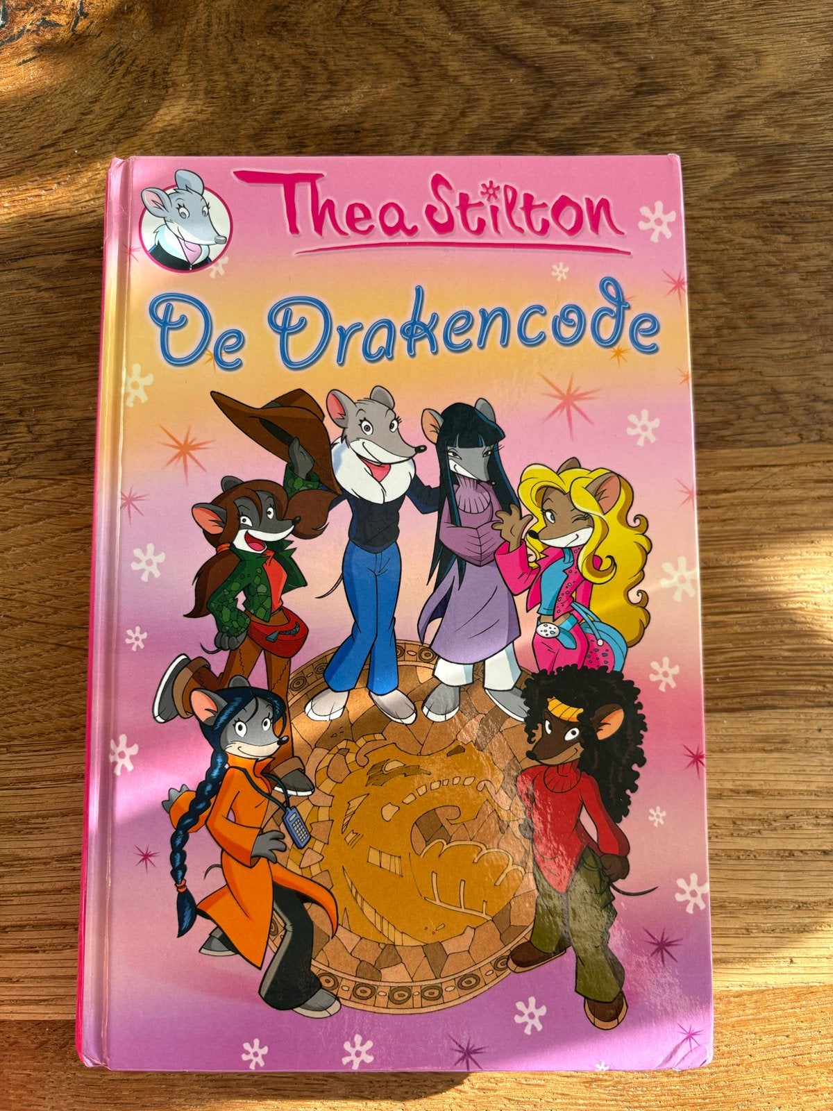 Thea Stilton - De Drakencode (Zo goed als nieuw), Ophalen of Verzenden, Zo goed als nieuw, Fictie algemeen