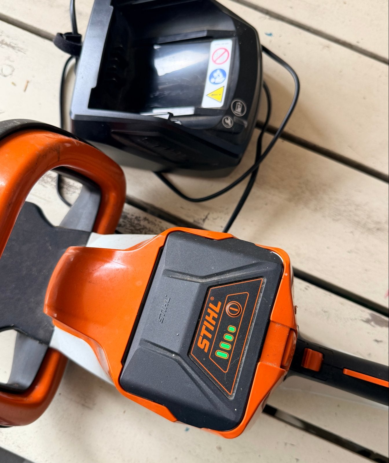 Stihl HSA 56 Accu Heggenschaar met Accu en Lader, Ophalen, Gebruikt, Accu