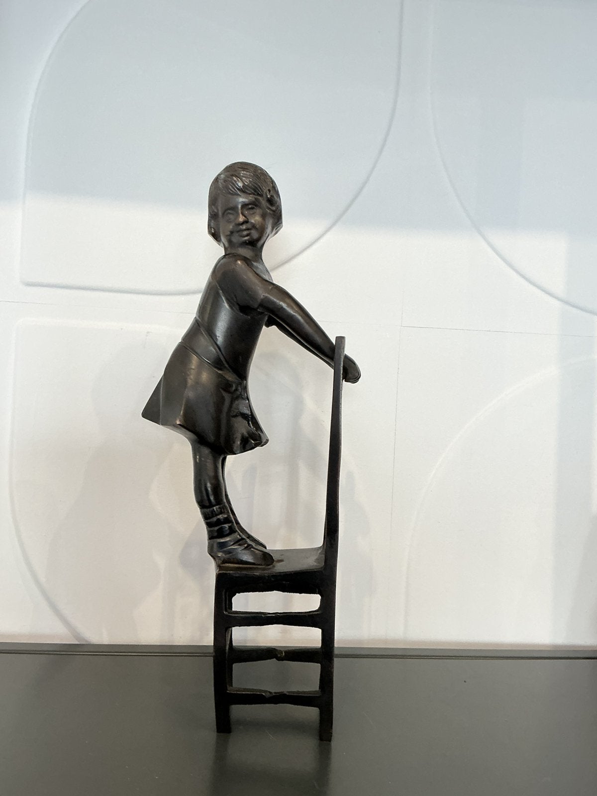 Bronzen beeldje " meisje klim op de stoel ", Ophalen of Verzenden, 20 - 50 cm, Beeld, Bruin