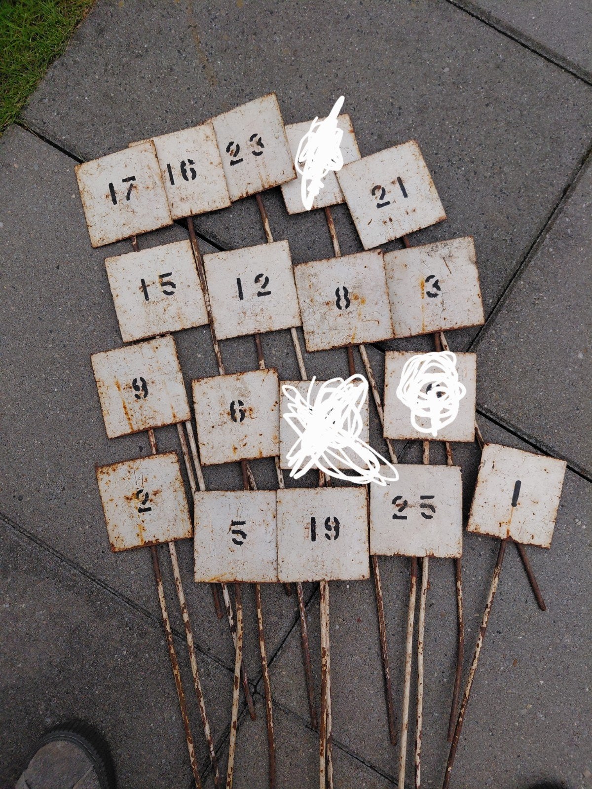 zware oude metalen bordjes met nummers, Antiek en Kunst, Curiosa en Brocante, Ophalen of Verzenden