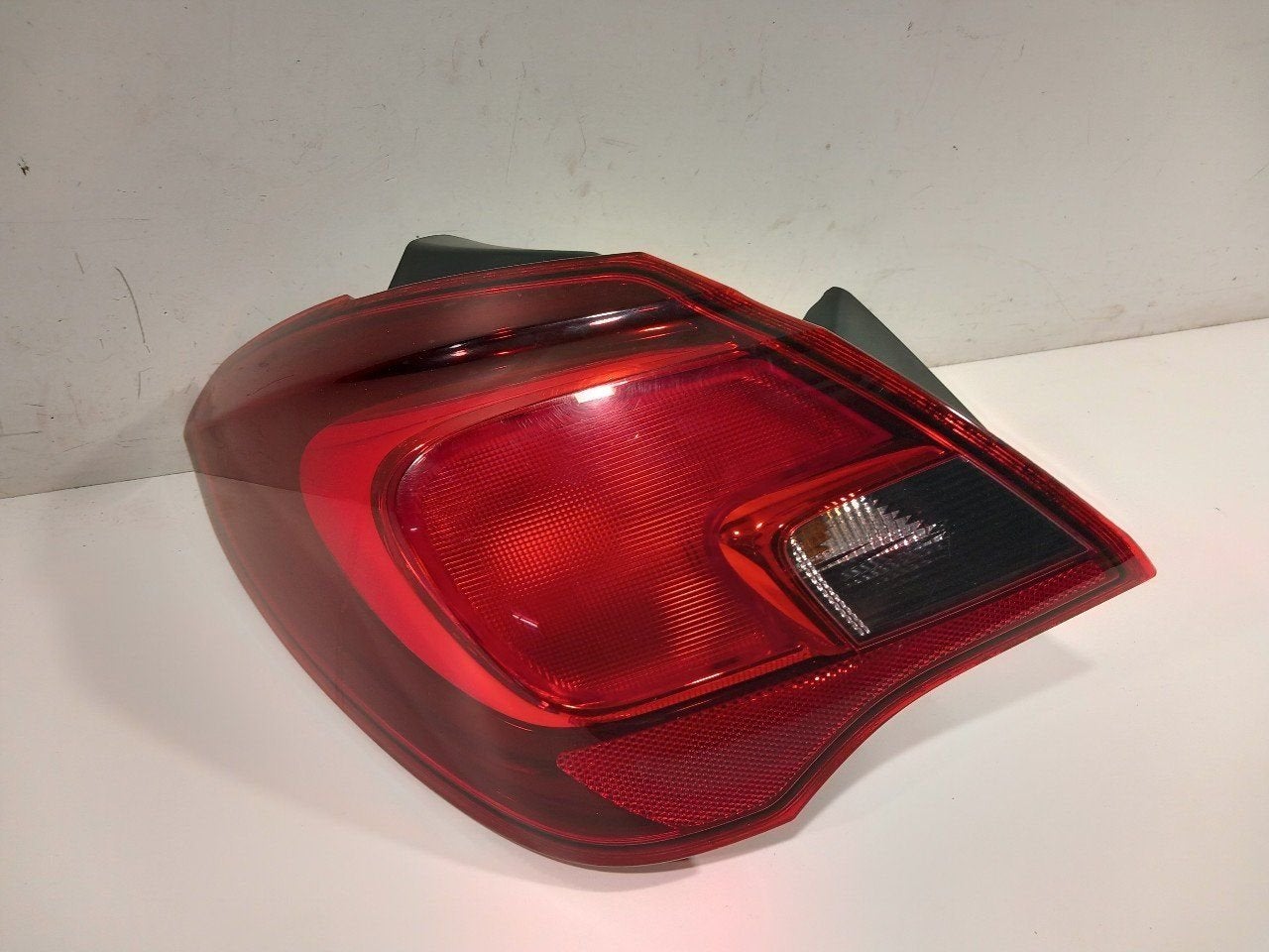 Achterlicht links buiten Opel Corsa, Auto-onderdelen, Onderdelen@venauto.nl, Van der Ven Autorecycling B.V., Gebruikt, Ettenseweg 76, 4706 PB Roosendaal, The Netherlands