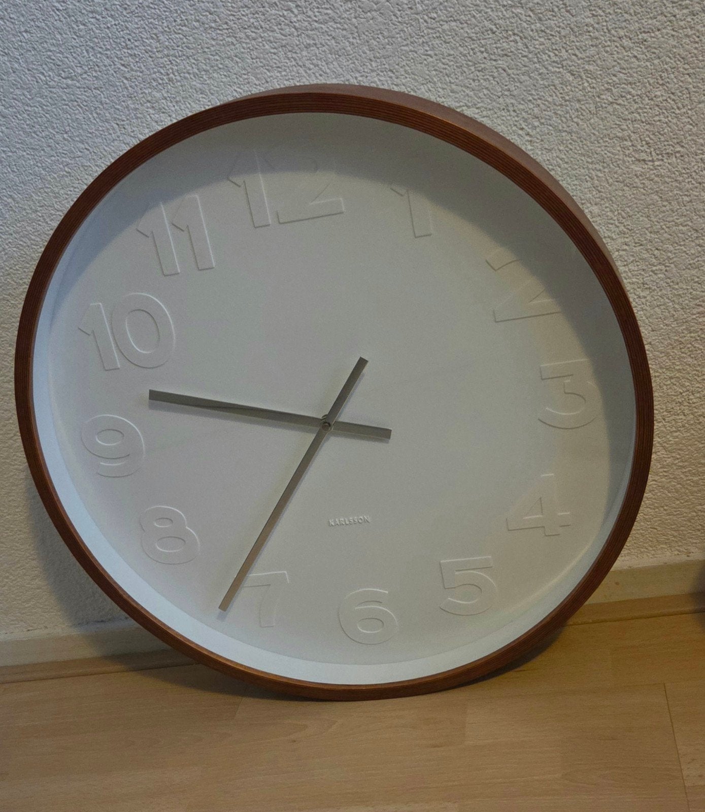 Grote Karlsson wandklok met reliëf cijfers 52 cm, Huis en Inrichting, Wandklok, Wit, Analoog, Ophalen of Verzenden