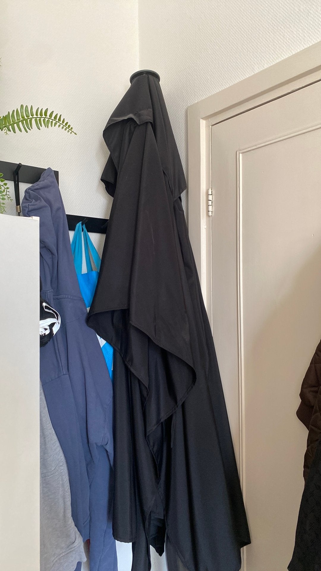 Zwarte parasol inclusief parasolvoet, Ophalen, Zo goed als nieuw, 1 tot 2 meter, Parasolvoet