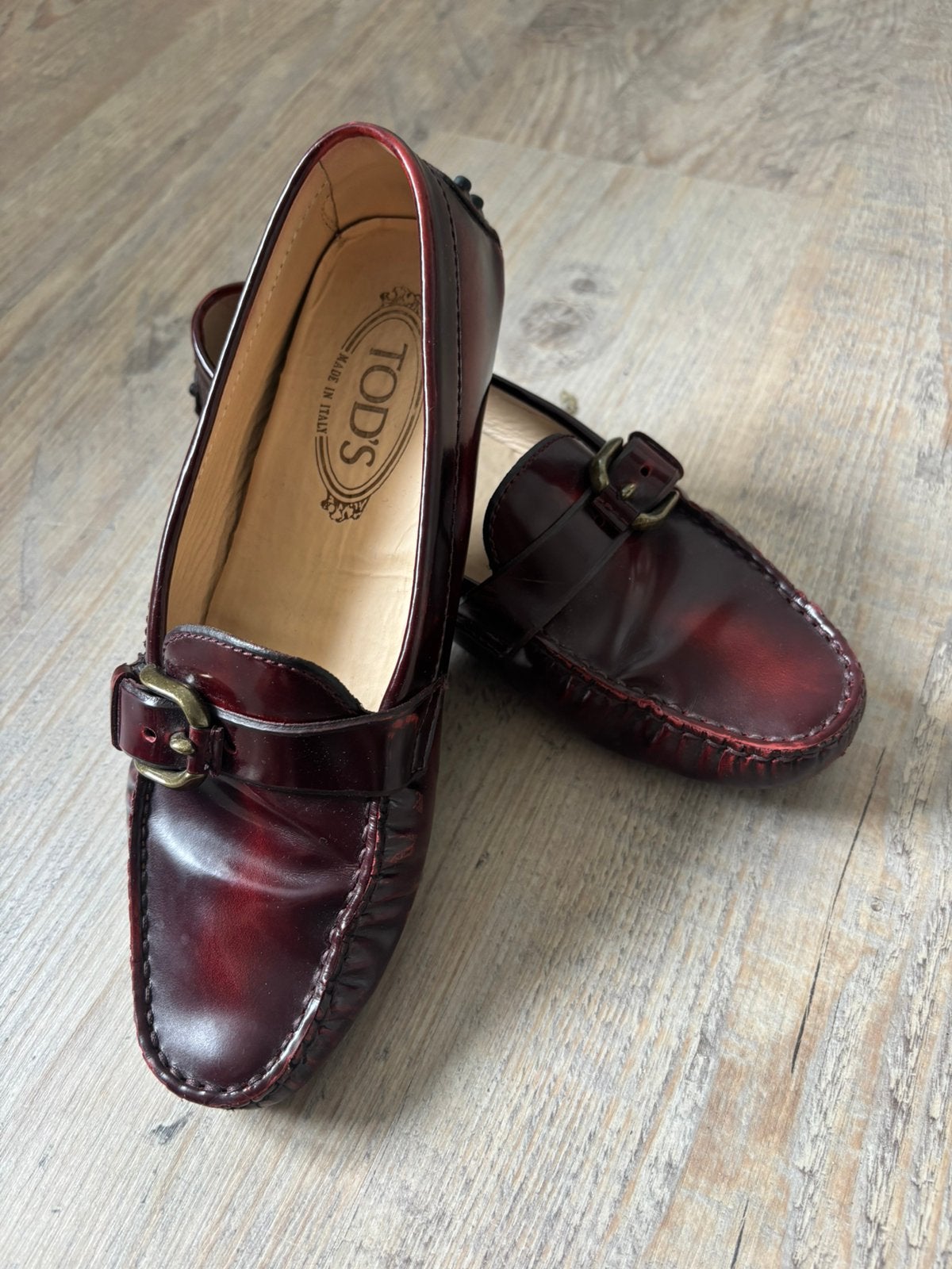 Mooie rode / wijnrode Tod’s - loafers - mocassins - mt 37,5, Instappers, Ophalen of Verzenden, Gedragen, Rood