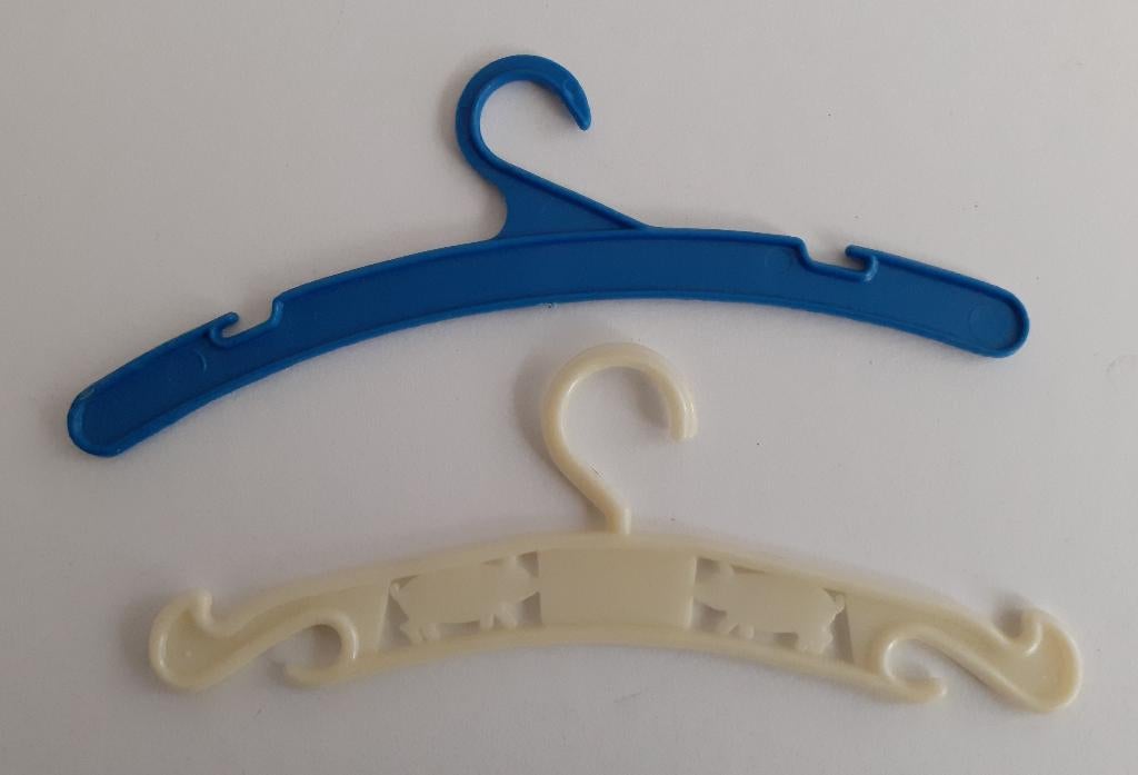 2 vintage kledinghangers voor poppenkleertjes, Ophalen of Verzenden, Gebruikt, Overige typen