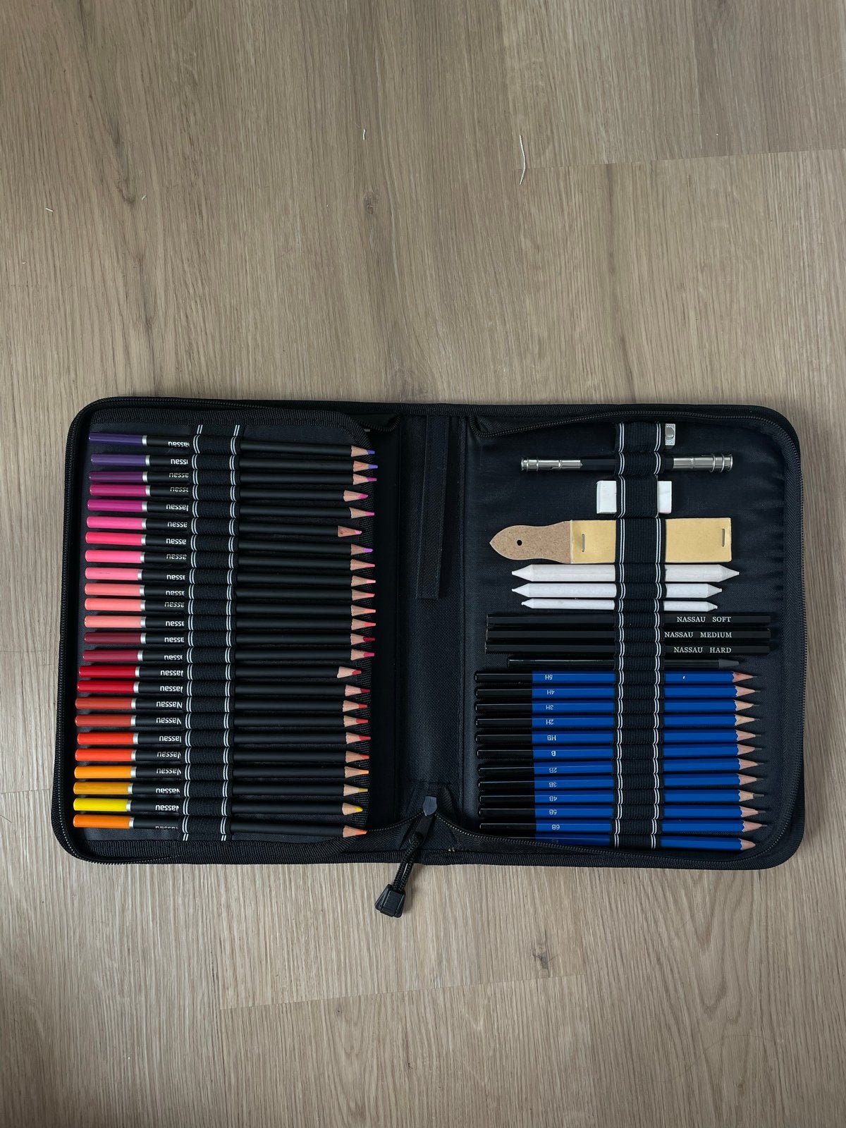Tekenset 96-delig in etui, Hobby en Vrije tijd, Tekenen, Ophalen of Verzenden, Zo goed als nieuw, Potlood of Stift