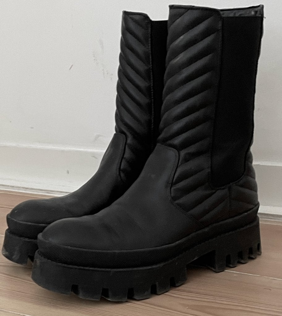 Laarzen boots 40 bijna nieuw, Kleding | Dames, Ophalen of Verzenden, Zo goed als nieuw, Zwart, Hoge laarzen