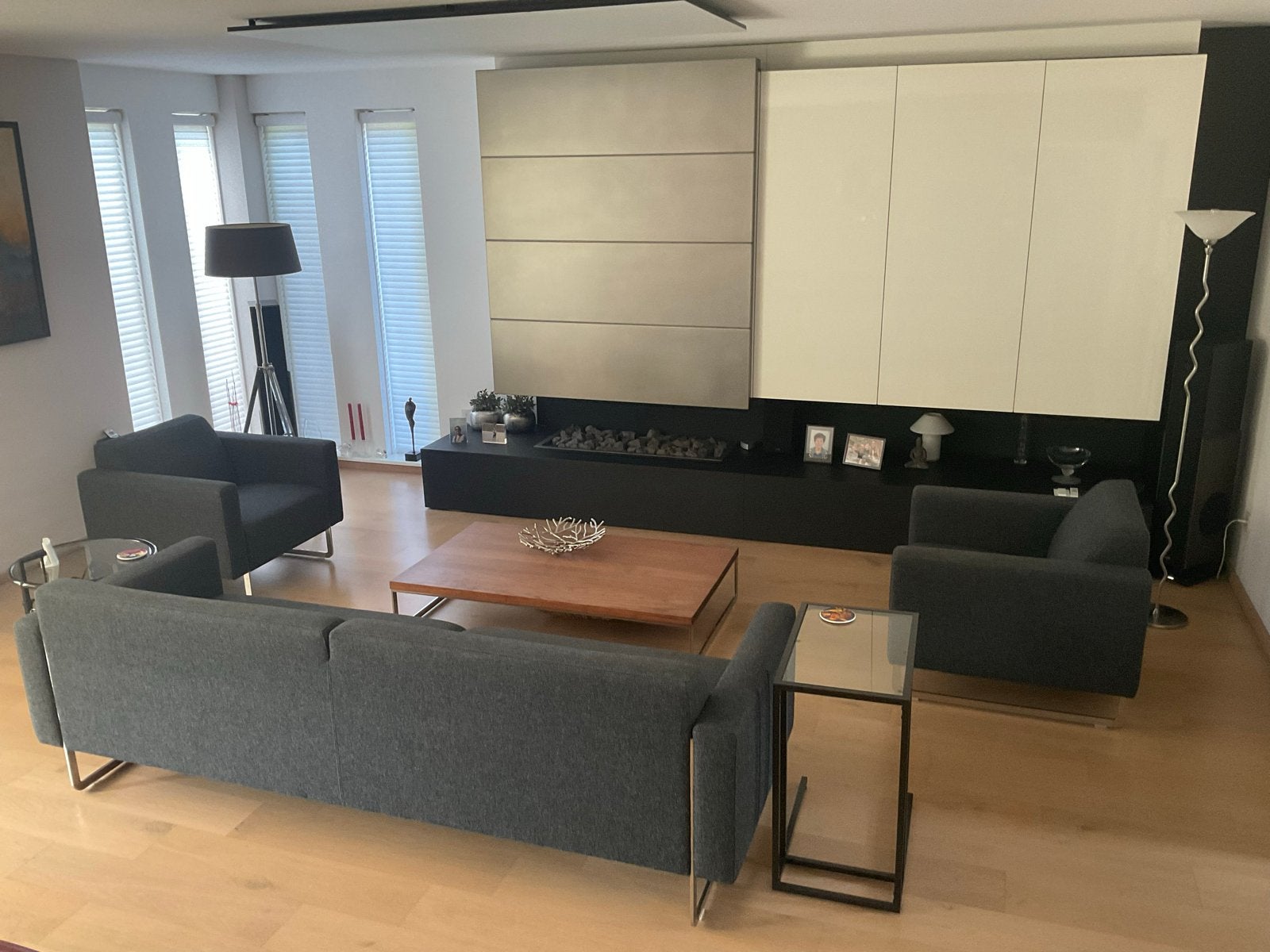 Moderne 3-zitsbank + 2 fauteuils + tafel. Zo goed als nieuw, Ophalen, Driepersoons, 75 tot 100 cm, Zo goed als nieuw