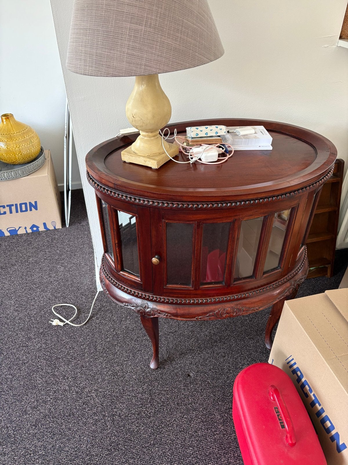Antieke houten bijzettafel met glazen vitrine, Ophalen