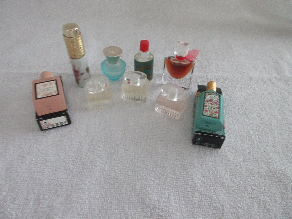 9 mini parfum en Eau de Toilette lees beschrijving.!!!!!!!!!, Verzamelen, Ophalen of Verzenden, Zo goed als nieuw, Miniatuur, Gevuld