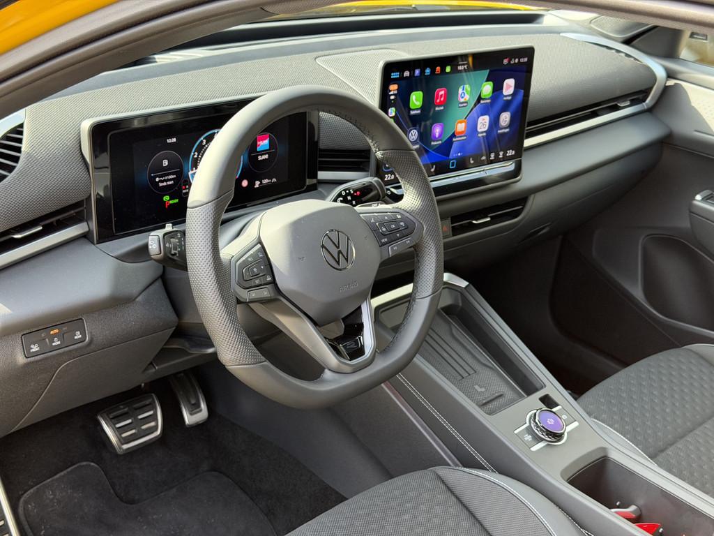 Volkswagen T-Roc 1.5 eTsi R-Line First Edition | HUD | 360, Auto's, Stof, 730 kg, Bedrijf, 1500 kg
