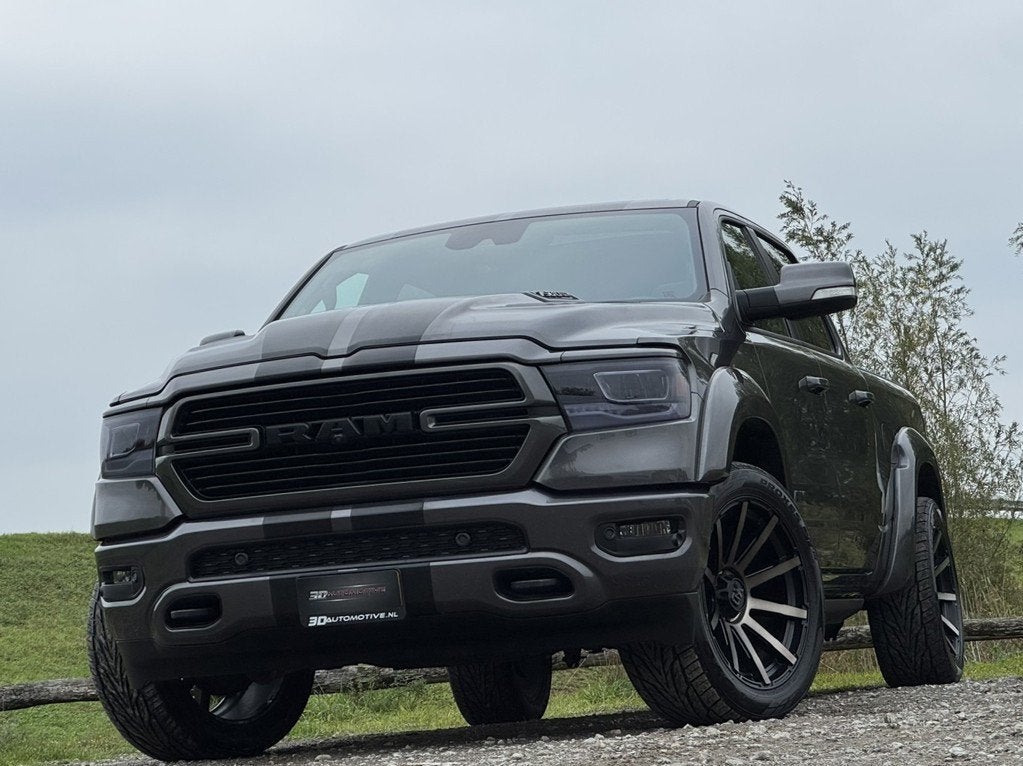 Dodge RAM 1500 LARAMIE NIGHT WIDEBODY 5.7L V8, ORIG NED, LUC, Auto's, Automaat, Gebruikt, 5654 cc, Origineel Nederlands