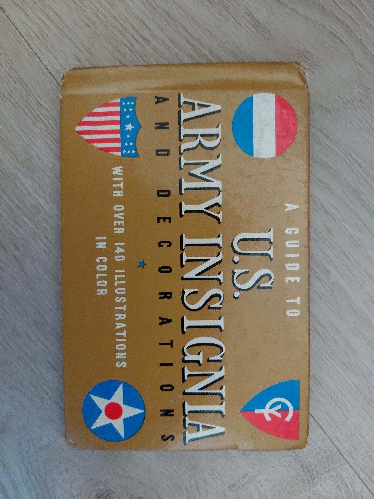U.S. Army Insignia & Decorations - Gids met illustraties, Verzamelen, Ophalen of Verzenden
