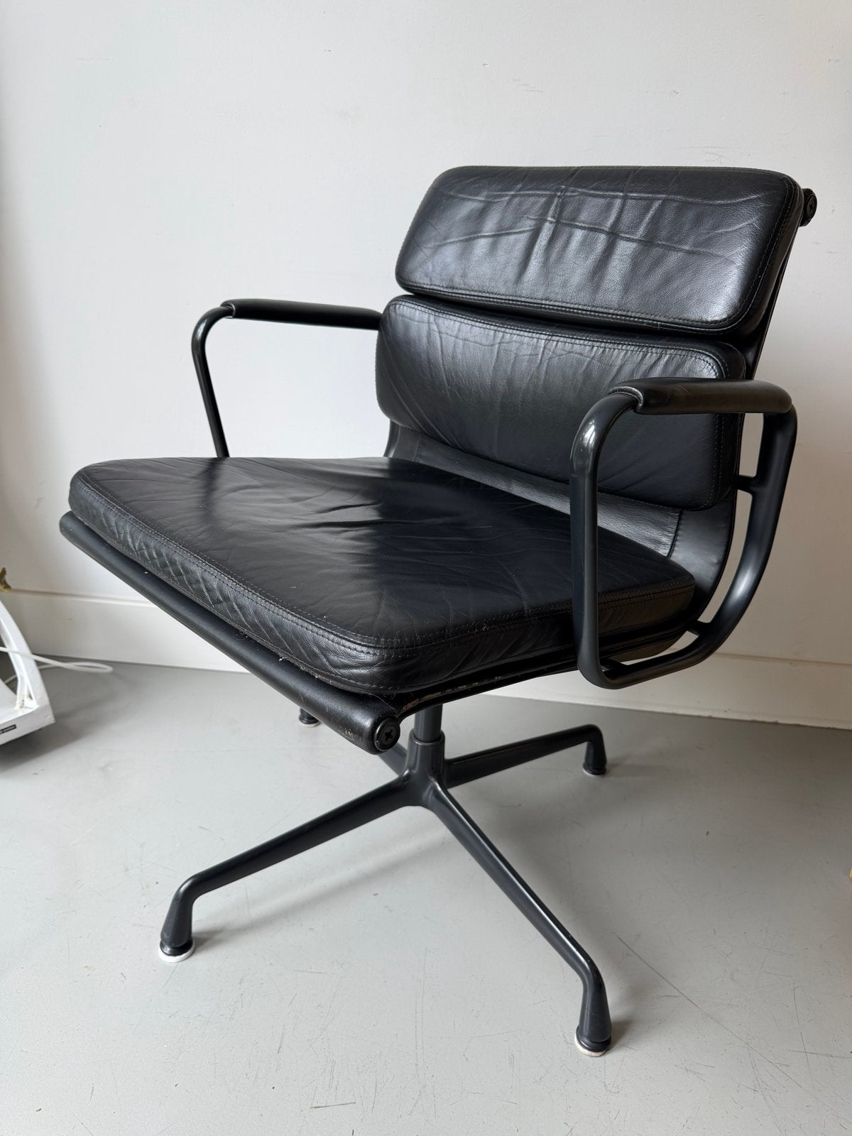 Vitra Eames Soft Pad Chair EA 208 Zwart leer draaibaar, Ophalen, Zo goed als nieuw, Zwart, Bureaustoel