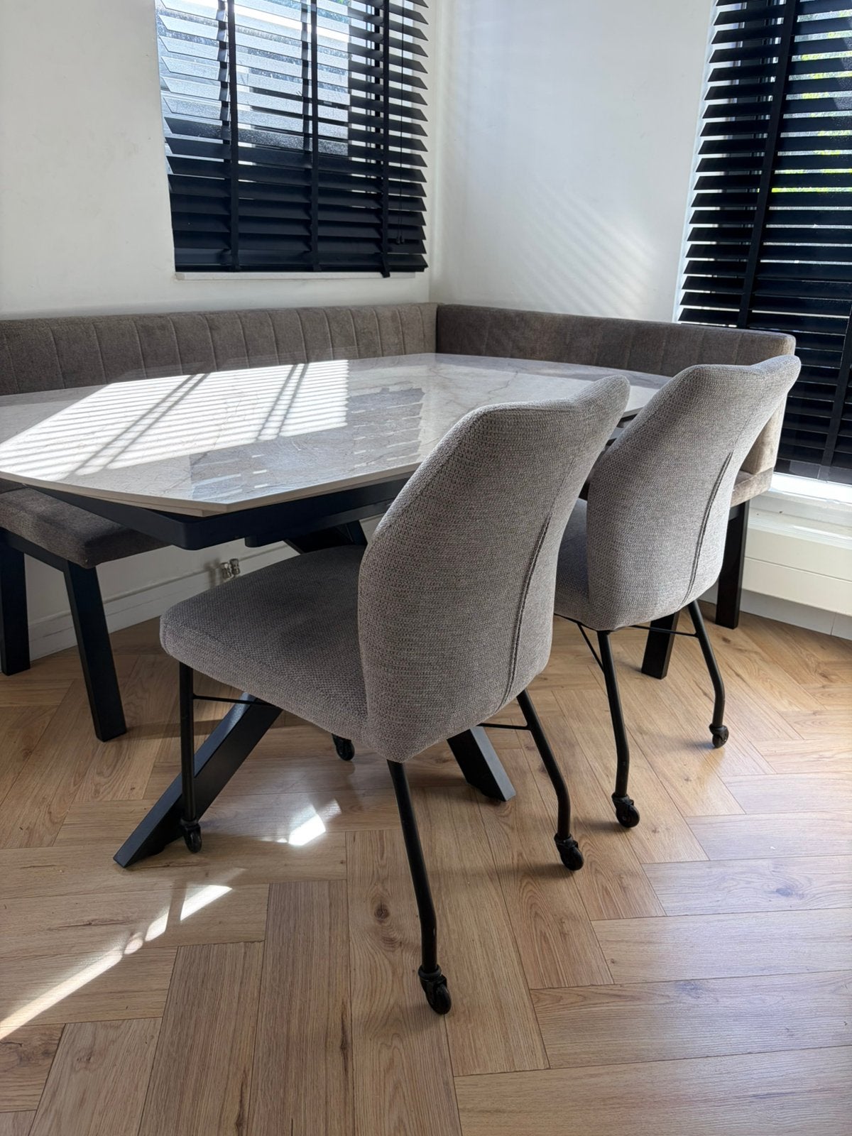 2x Prachtige eetkamerstoelen met skate wieltjes, Ophalen, Nieuw, 50 tot 100 cm