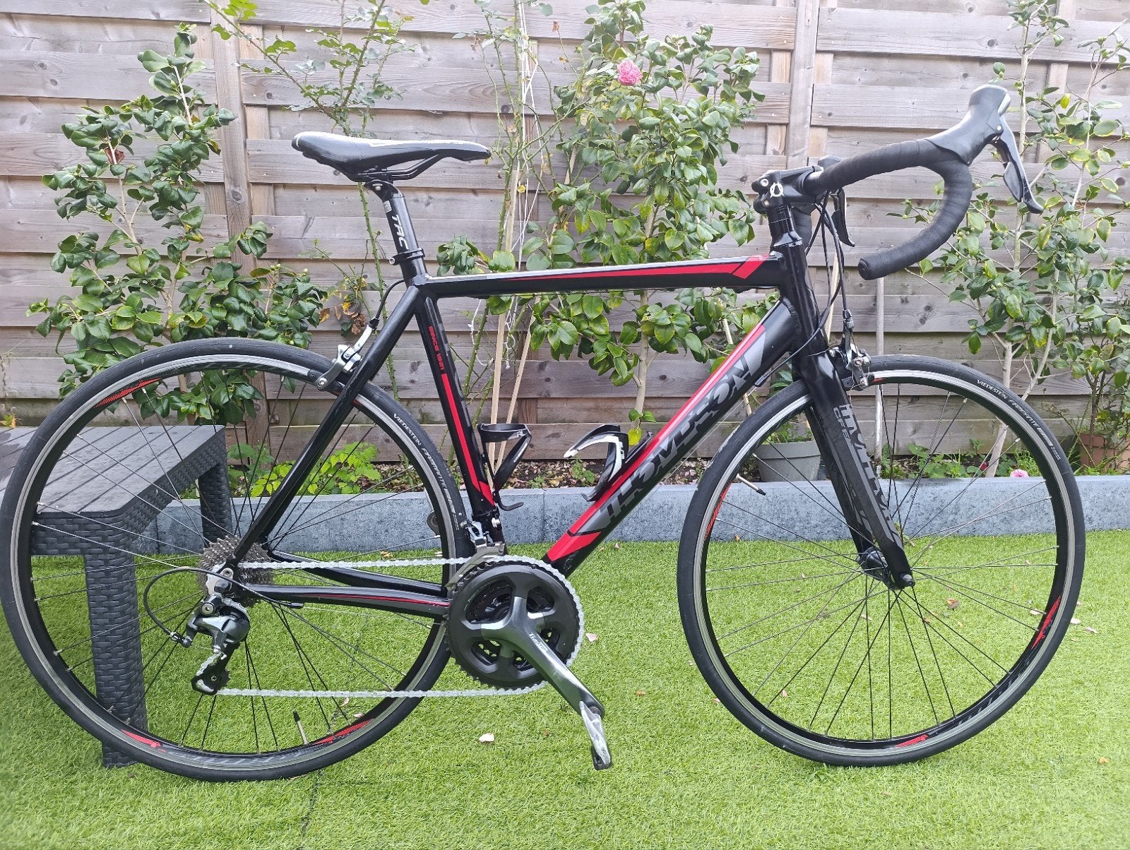 Thomson racefiets - Zwart/Rood - Tiagra, 28 inch, Gebruikt, Velgrem, Meer dan 20 versnellingen