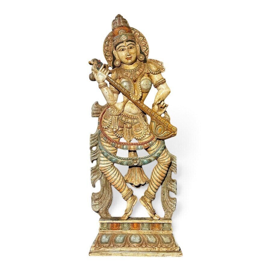 Groot polychroom houten sculptuur van Saraswati