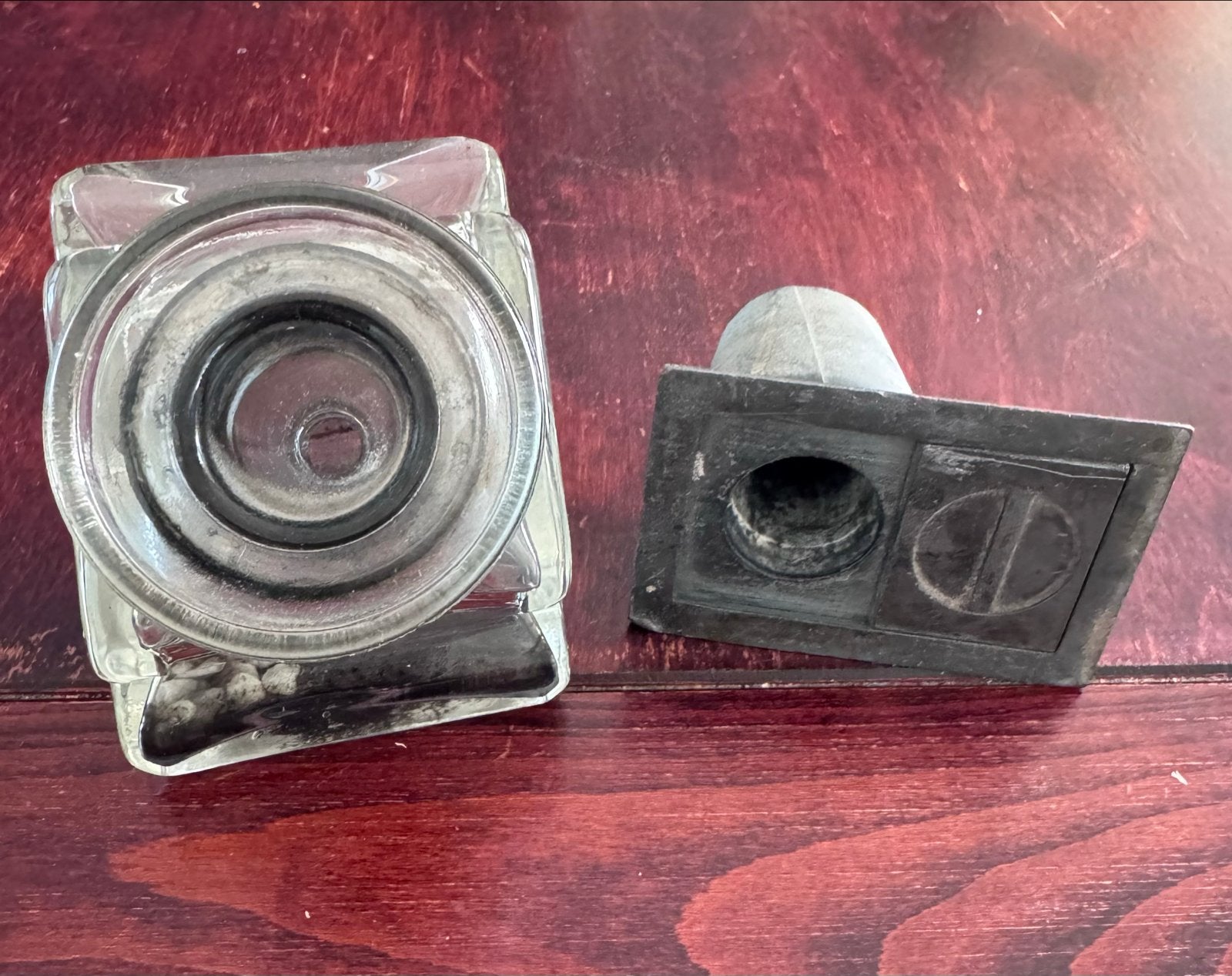 Antieke glazen inktpot en metalen schoolbank inktpot, Ophalen