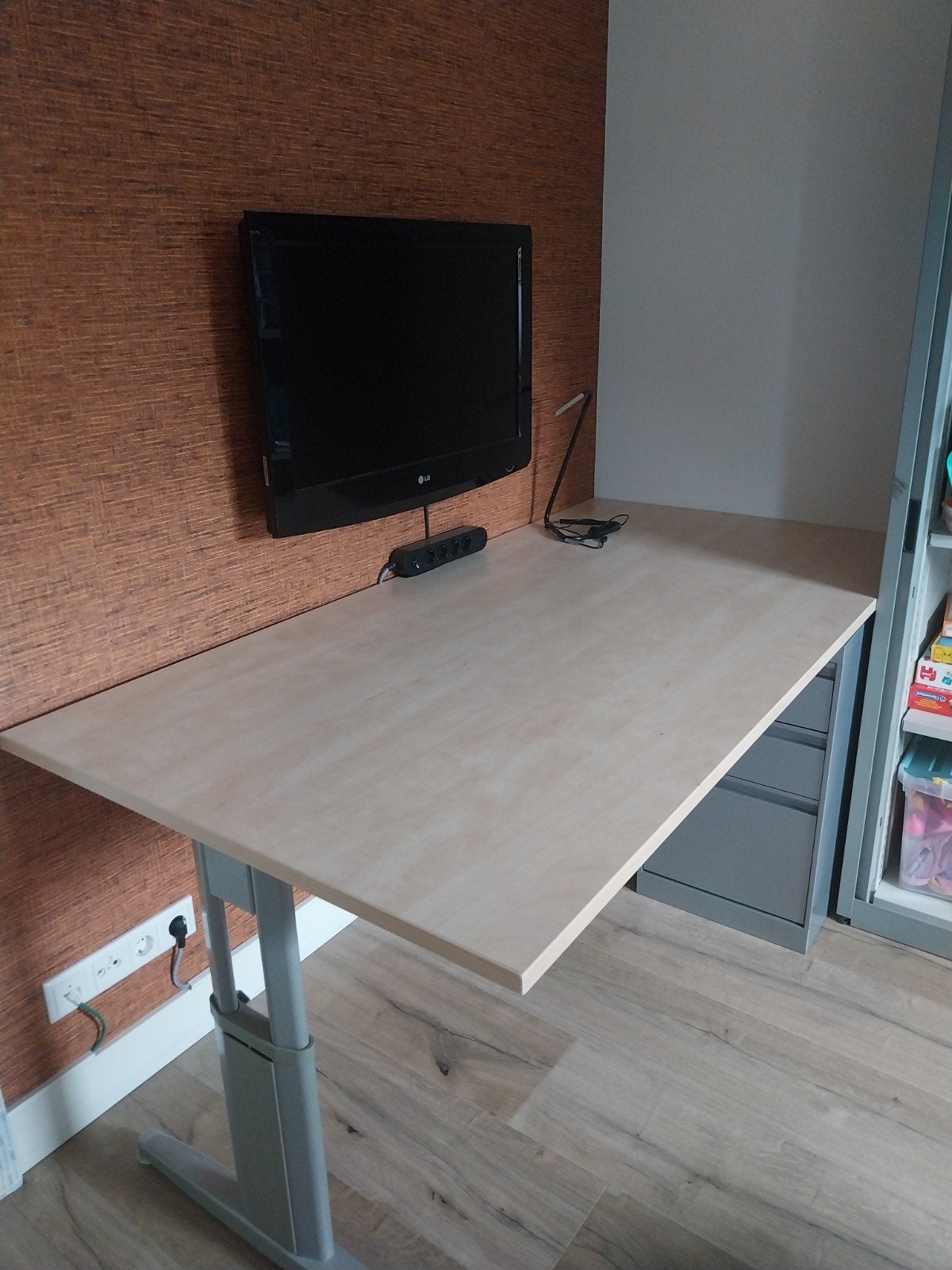 Groot, net en in hoogte verstelbaar bureau 180x90 cm, Ophalen, 90 cm, 180 cm, In hoogte verstelbaar