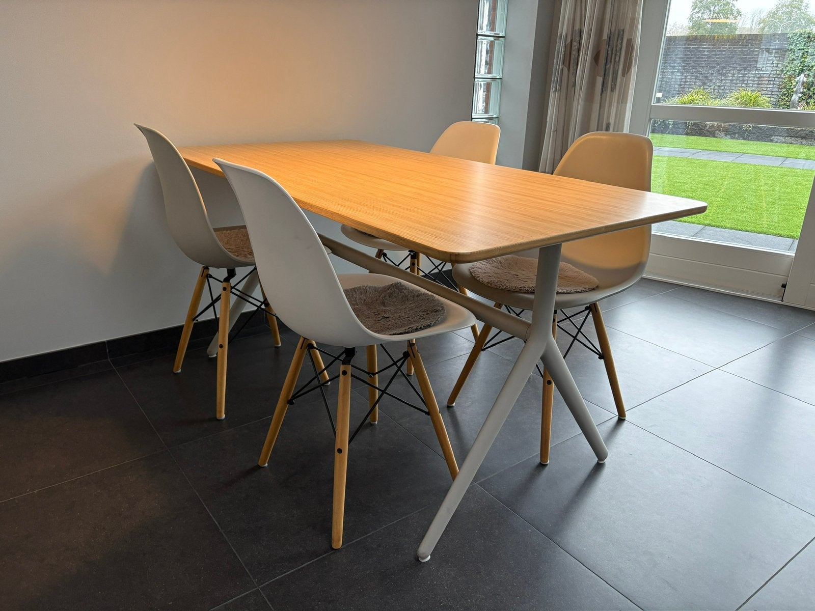 Eetkamerset met bamboe tafel en Eames DSW stoelen, Ophalen, 100 tot 150 cm, 50 tot 100 cm, Zo goed als nieuw