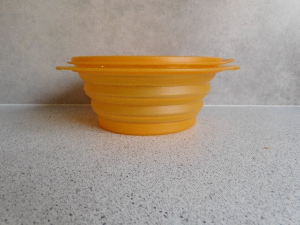 Tupperware Mini Max Schaal 950 ml. Oranje, Schaal, Oranje, Zo goed als nieuw, Met deksel