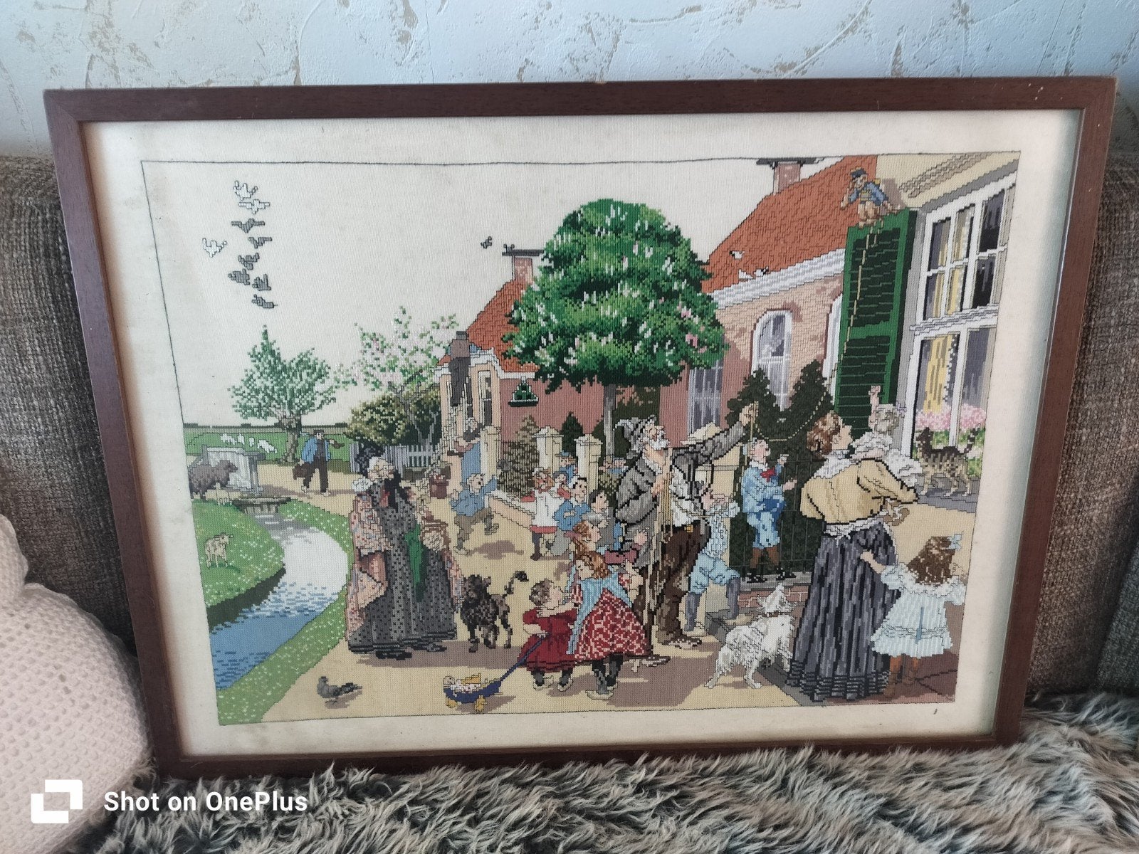 Geborduurd schilderij 67x50 cm - Dorpsgezicht, Hobby en Vrije tijd, Ophalen of Verzenden, Gebruikt, Handborduren, Overige typen