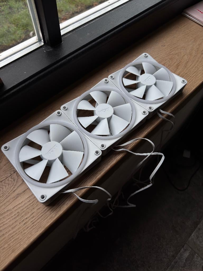 NZXT F120 RGB DUO - 3x + NZXT RGB and Fan Controller V2, Ophalen of Verzenden, Zo goed als nieuw, Luchtkoeling