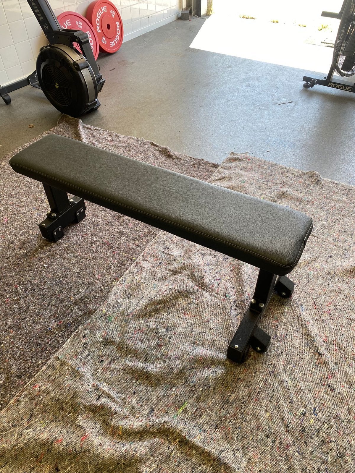 Technogym Flat Bench - Professionele Fitnessbank, Sport en Fitness, Ophalen, Zo goed als nieuw, Armen, Fitnessbank