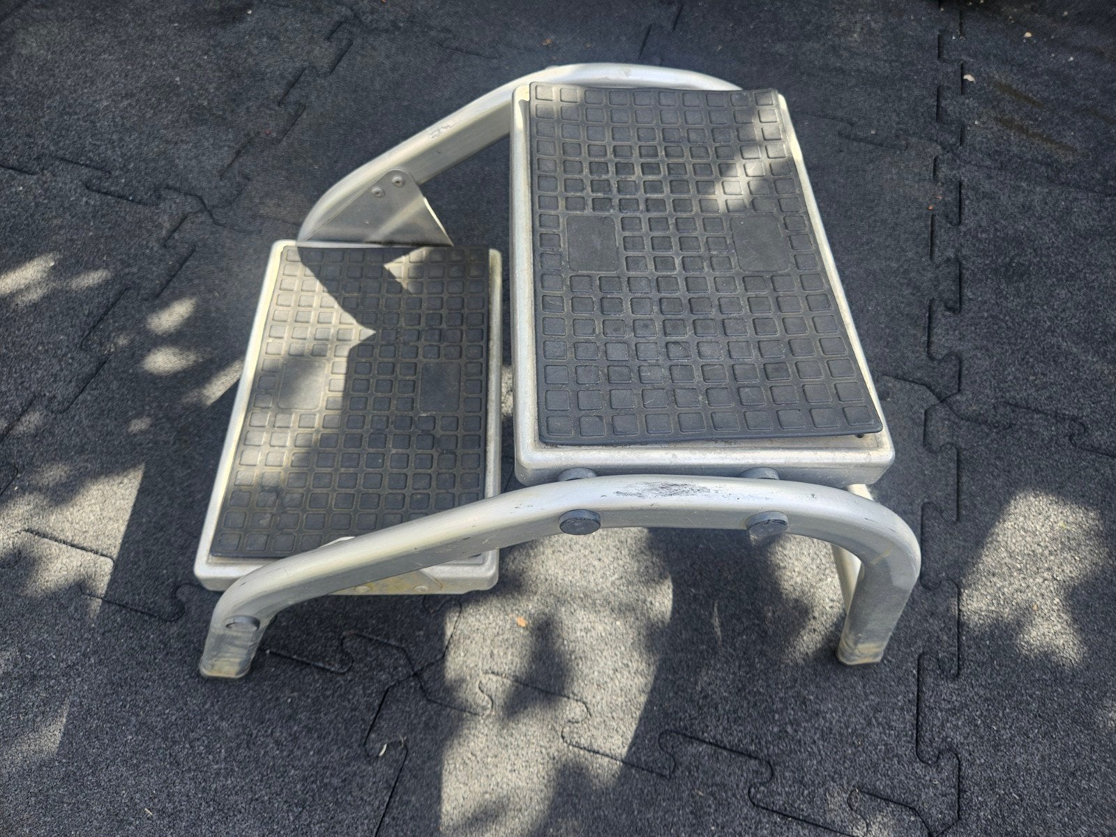 Gebruikte aluminium opstapje/trapje met twee treden, Ophalen of Verzenden