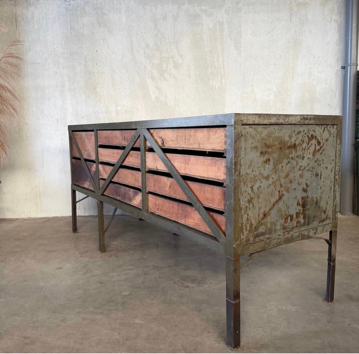 Oude militaire werkbank, vintage ladekast, oud dressoir,, Ophalen