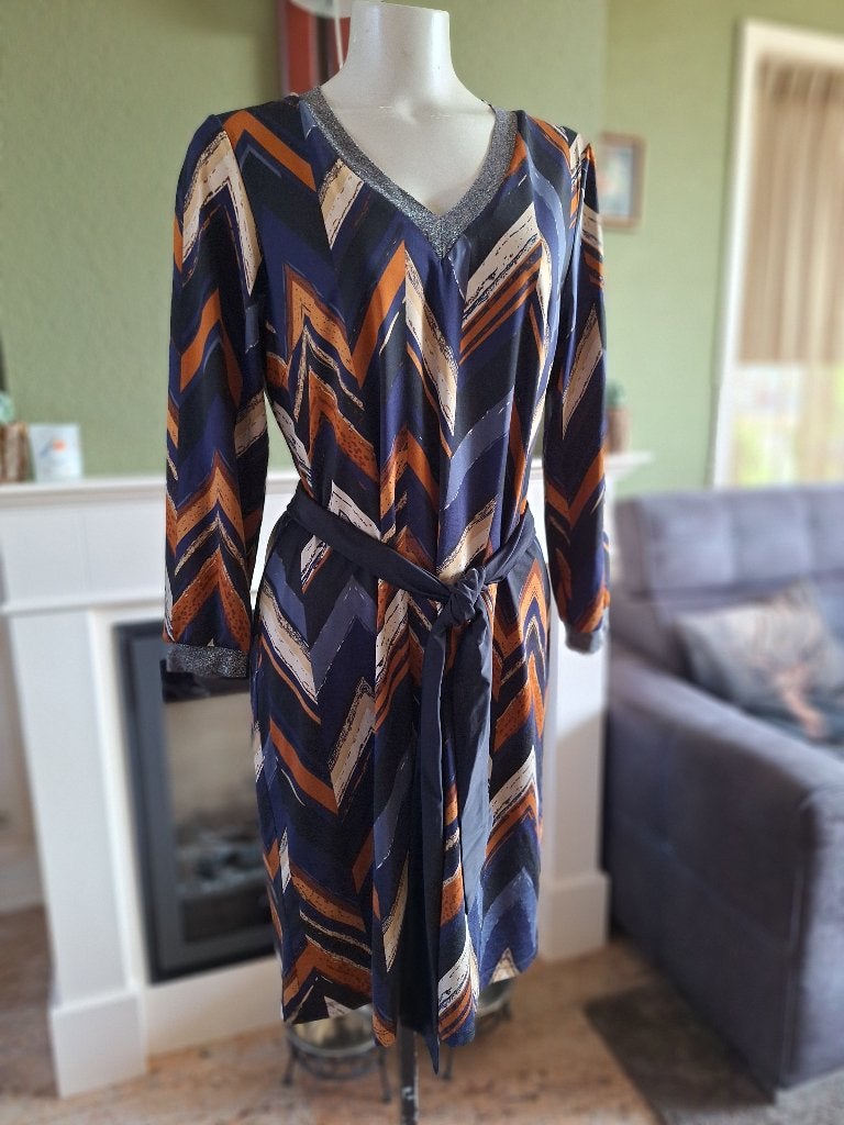 K-design blauwe jurk met sportieve halslijn mt L, Kleding | Dames, K-design, Maat 42/44 (L), Zo goed als nieuw, Knielengte