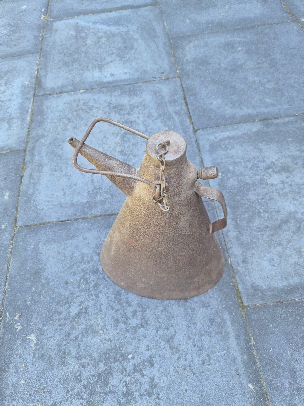 Antieke metalen trechter/oliekannetje, Ophalen