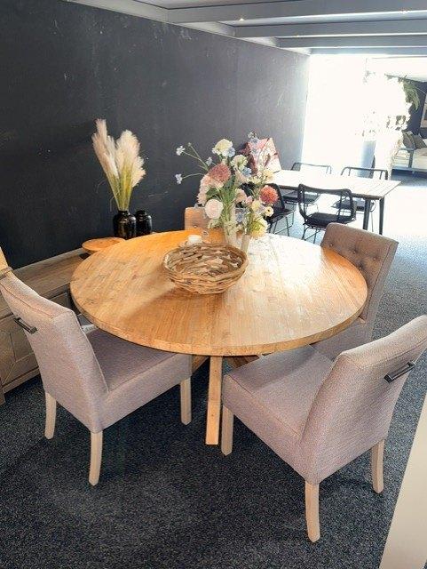 Ronde eetkamertafel set + 4 stoelen z.g.a.n. NU € 475 euro, Ophalen, 150 tot 200 cm, Rond, Eikenhout