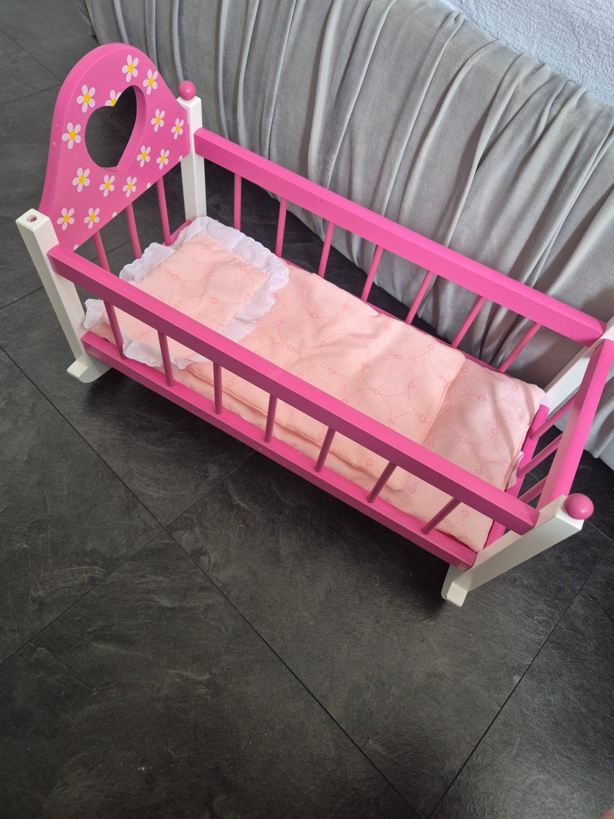 Roze poppenwiegje met hartjes en bloemetjes, Ophalen, Gebruikt, Babypop