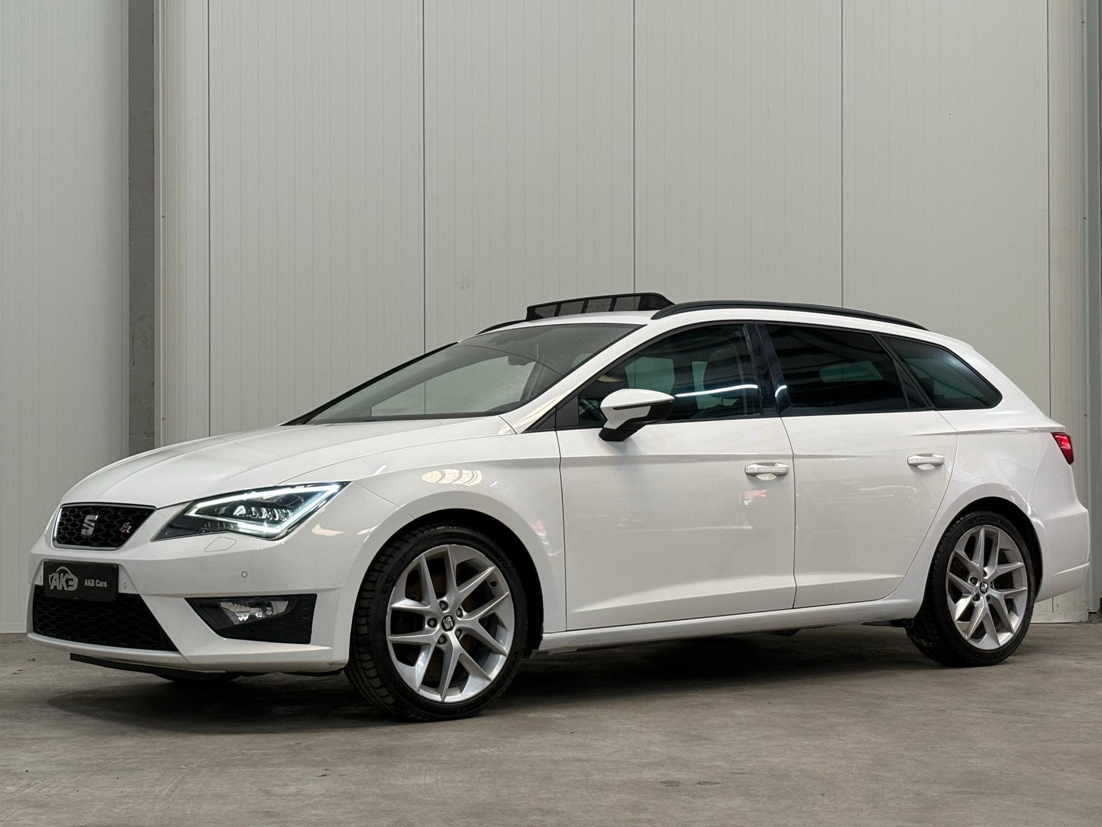 Seat Leon 1.8 TSI FR /PANO/NAVI/CRUISE/LED/NEWAPK/BJ2015/, Auto's, 4 cilinders, Leon, Wit, Handgeschakeld