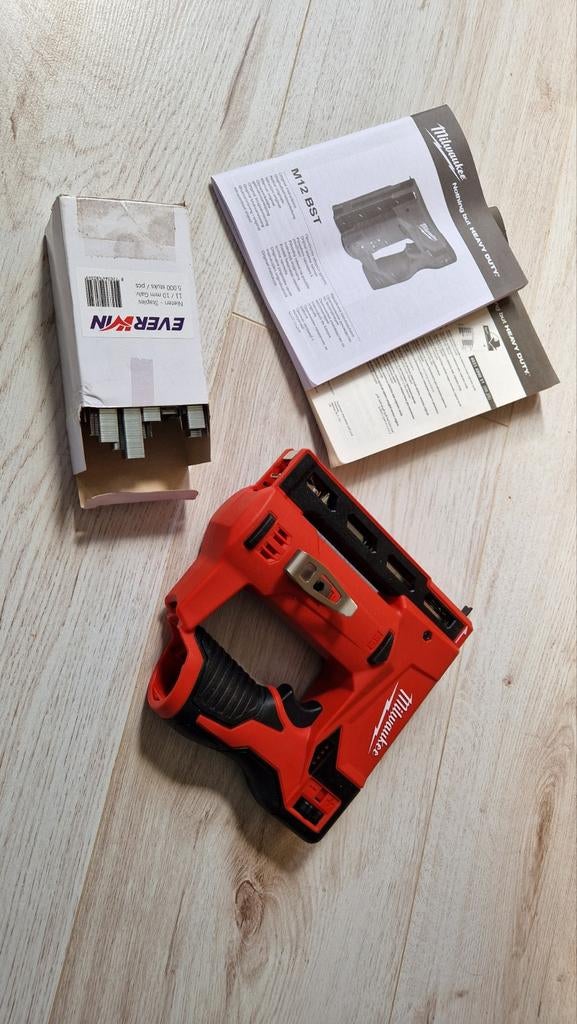 Milwaukee M12 BST Stapler (tacker/nieter) in NIEUWSTAAT, Ophalen of Verzenden, Zo goed als nieuw