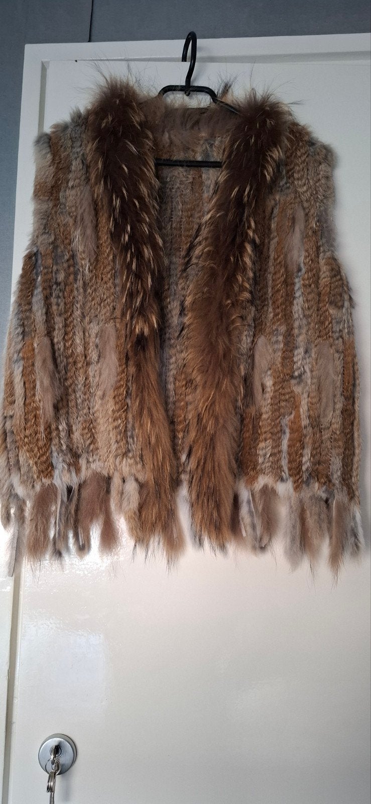 gebreid mouwloos vest van konijnenbont kraag is wasberenbont, Meerkleurig, Maat 42/44 (L), Ophalen of Verzenden, Zo goed als nieuw