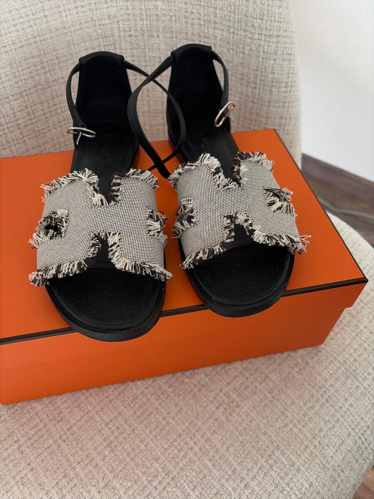 Hermes Santorini Sandalen Maat 38 - Zo goed als nieuw, Ophalen of Verzenden, Zo goed als nieuw, Zwart, Sandalen of Muiltjes