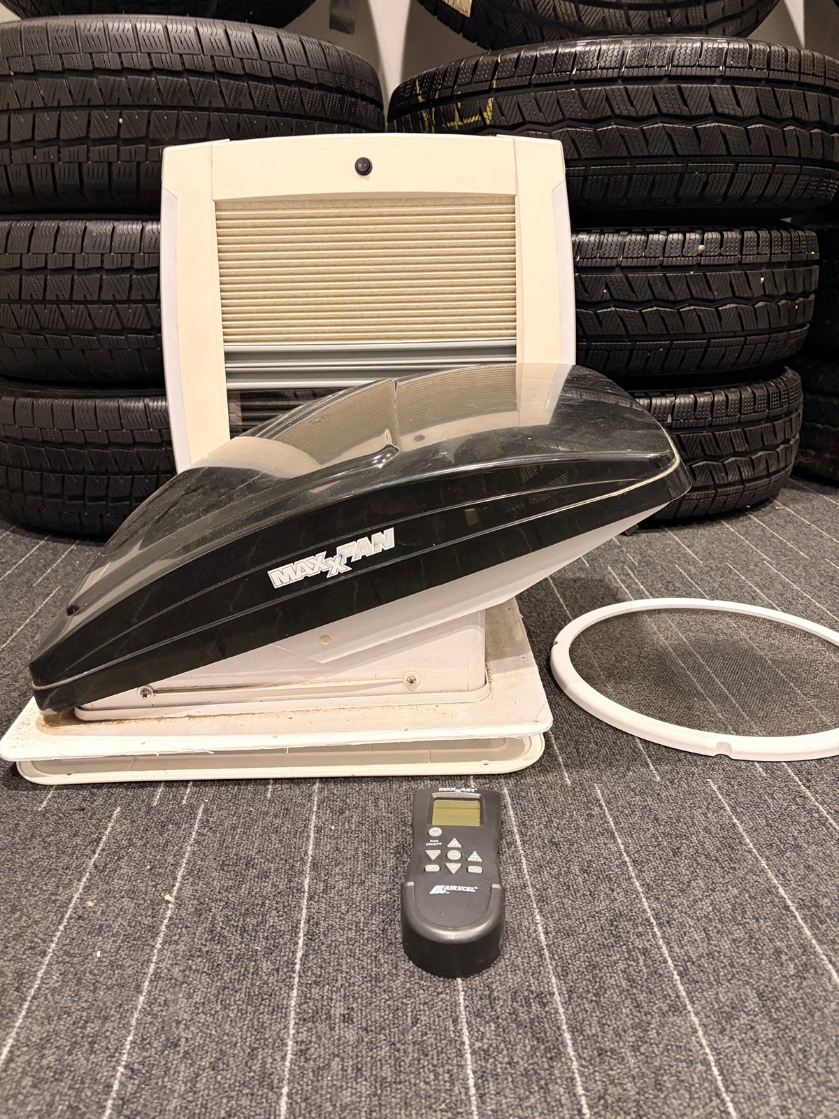 MAXXFAN DELUXE DAKVENTILATOR MET AFSTANDSBEDIENING COMPLEET, Caravans en Kamperen, Camper-accessoires, Ophalen of Verzenden, Zo goed als nieuw