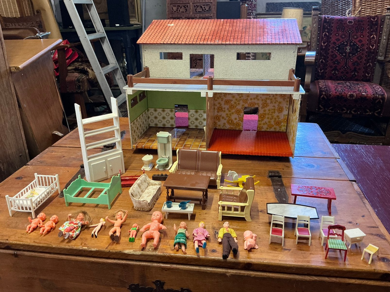 Vintage poppenhuis ,met diverse meubeltjes en poppen, Verzamelen, Poppenhuizen en Toebehoren, Ophalen of Verzenden