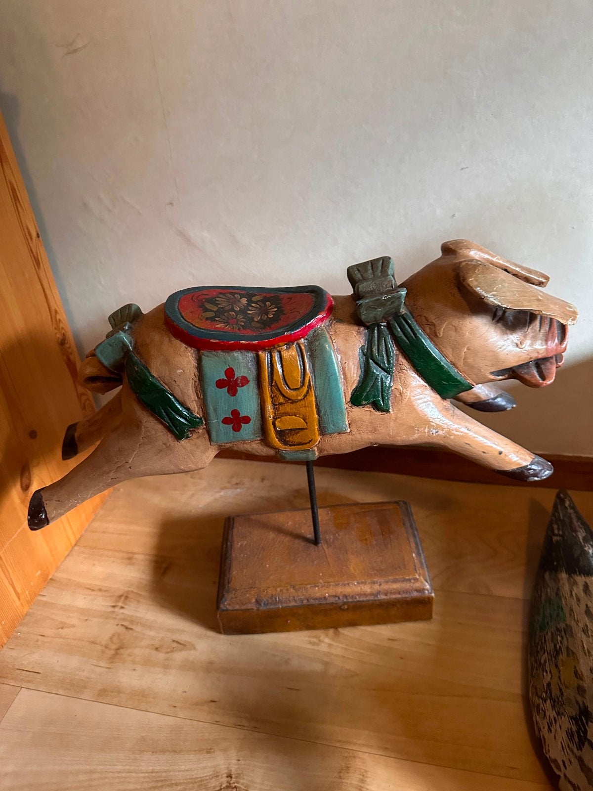Uniek handgesneden houten varken op standaard, Ophalen