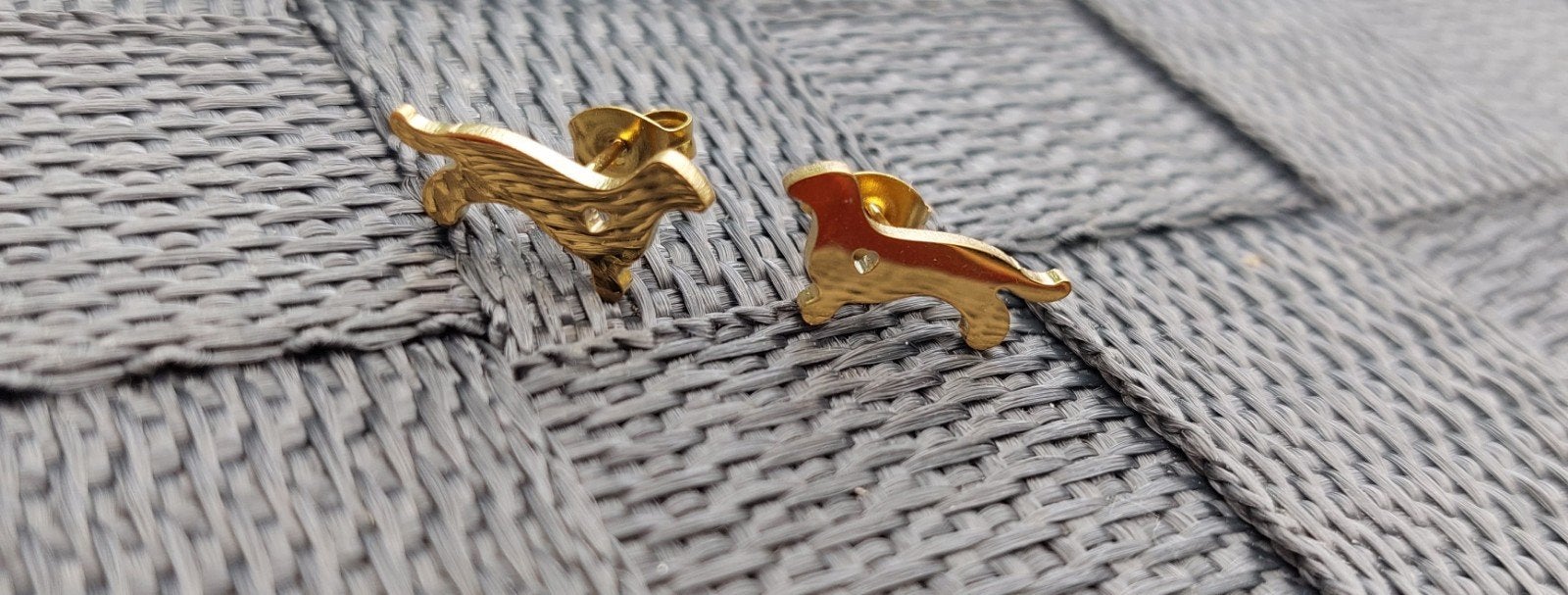 Gouden Teckel Oorbellen - Knopjes, Overige materialen, Nieuw, Ophalen of Verzenden, Knopjes of Stekers