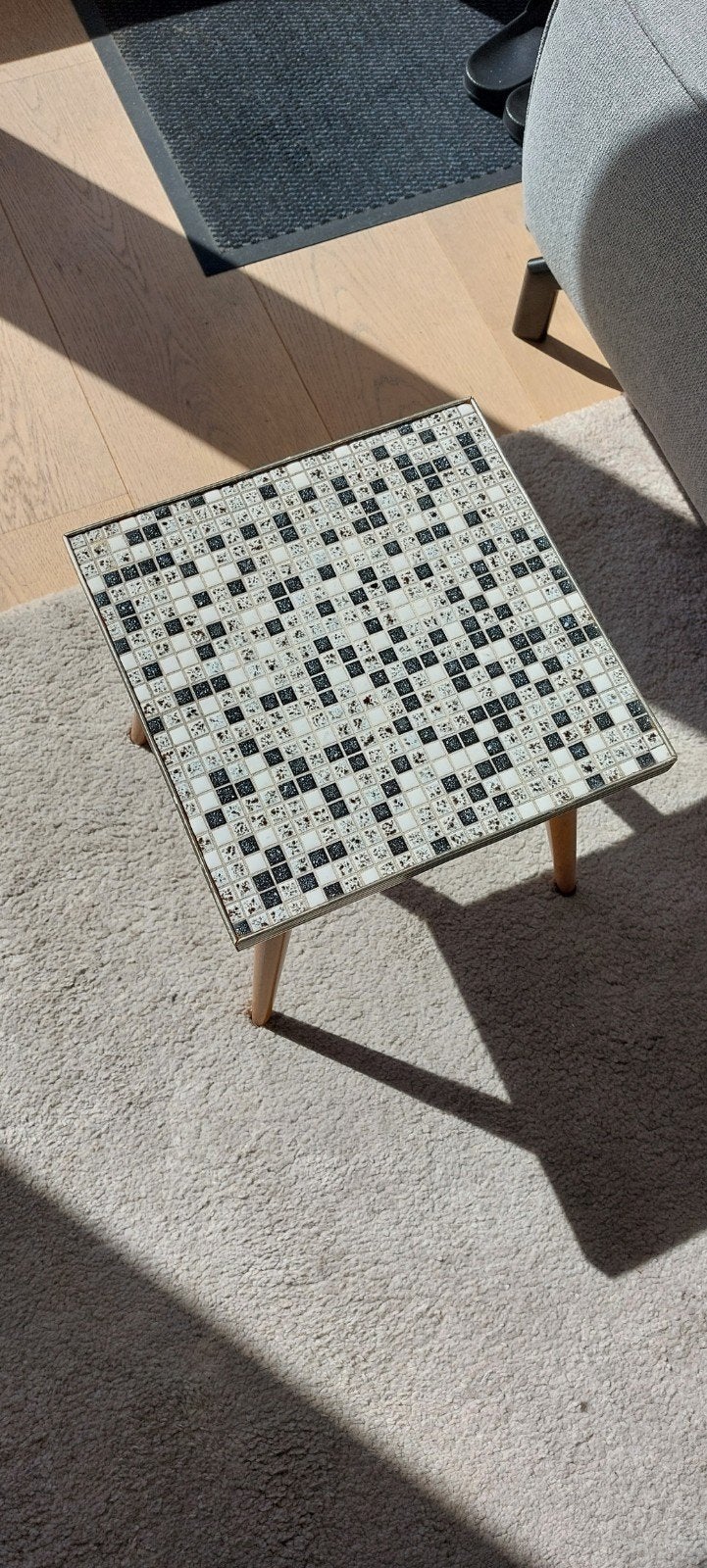 Vintage bijzettafeltje met mozaïek blad, Ophalen, Minder dan 45 cm, Minder dan 55 cm, Gebruikt