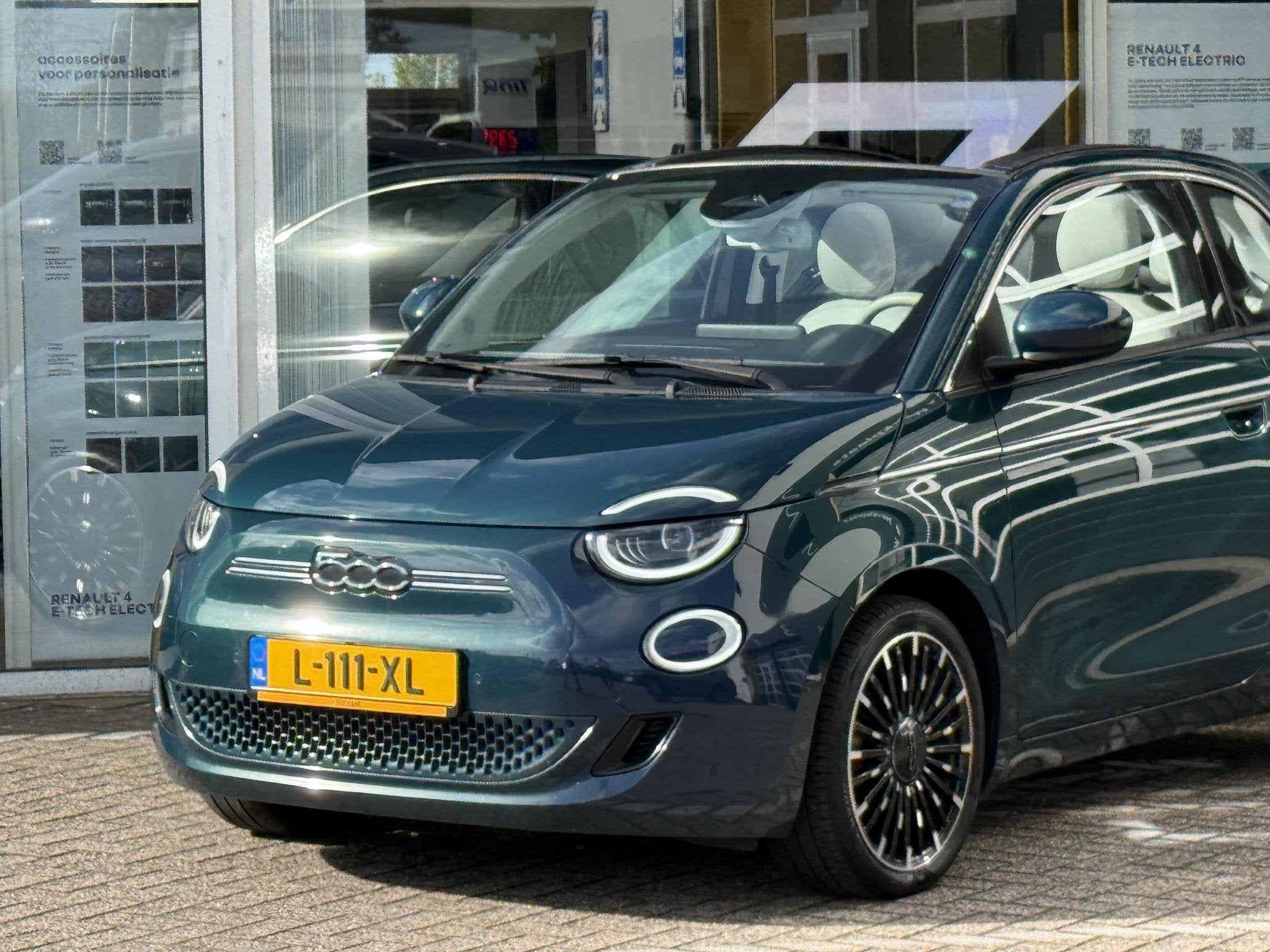 Fiat 500E Cabrio La Prima 42 kWh | NAP | Dealer onderhouden, Auto's, Cabriolet, 4 stoelen, Onderhoudsboekje, 255 min