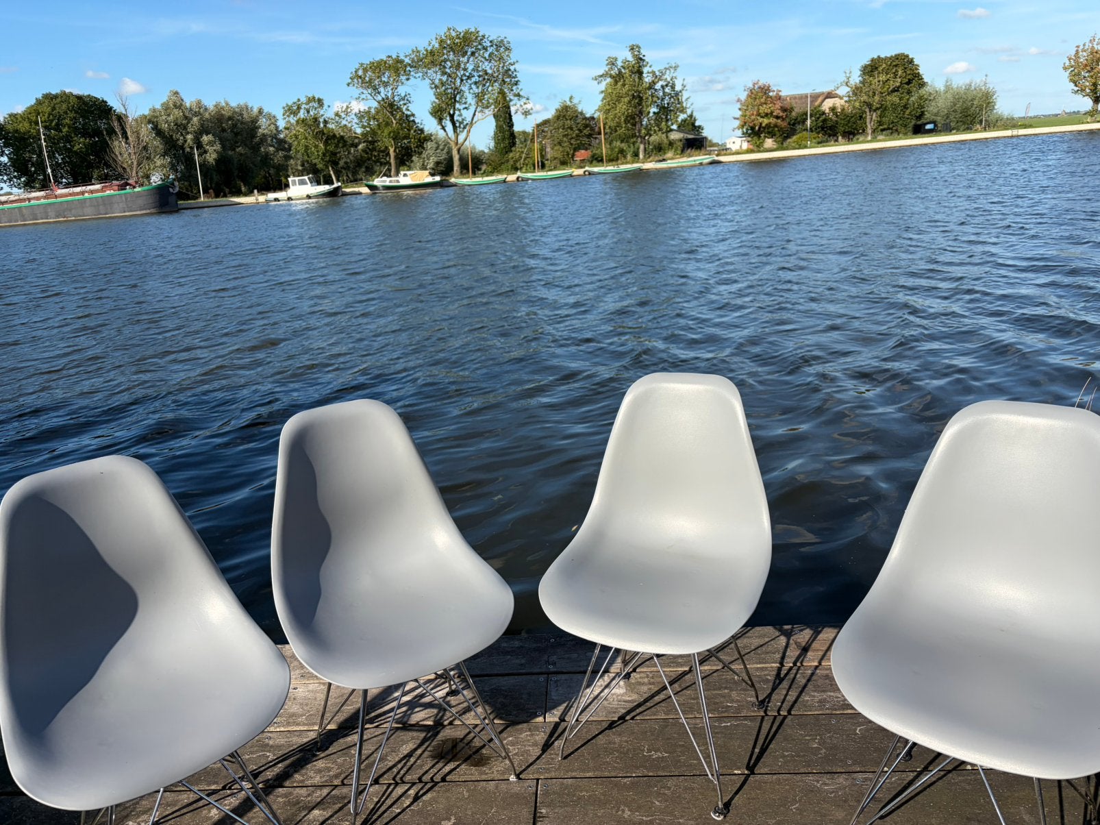 Set van 4 grijze stoelen met metalen onderstel €10, Ophalen, Kunststof, Zo goed als nieuw, Vier