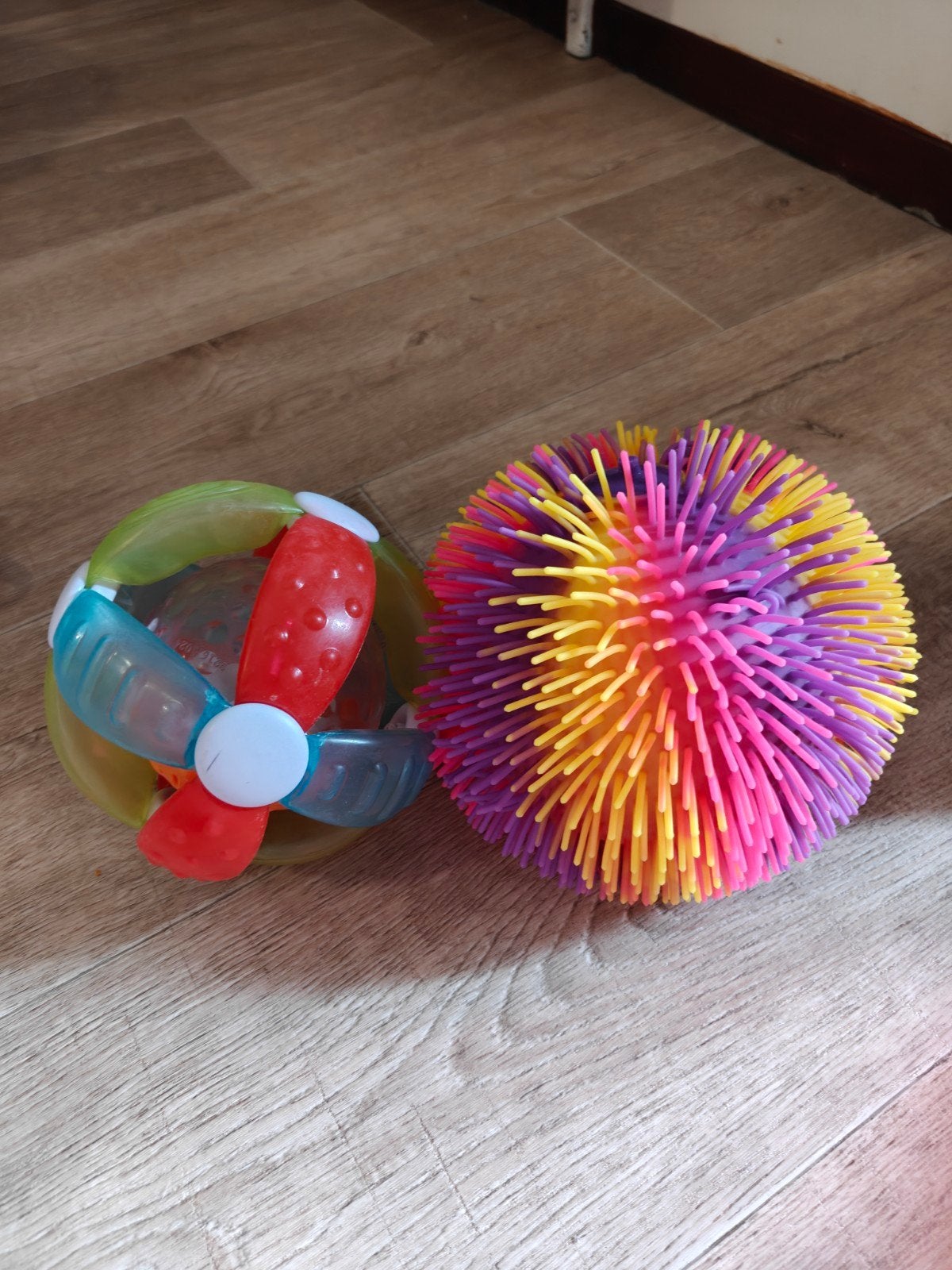 2x Baby speelgoed: rammelaar en sensorische bal, Ophalen of Verzenden, Gebruikt