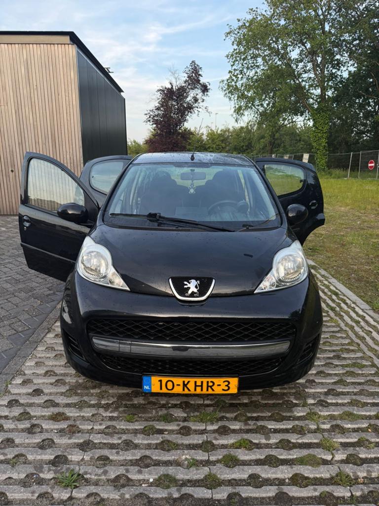 Peugeot 107 1.0 12V lage km stand. Zwart, Voorwielaandrijving, Stof, Zwart, 4 stoelen