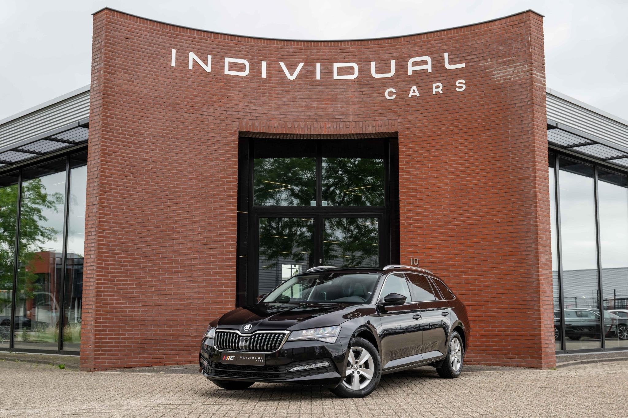Skoda Superb Combi 1.5 TSI ACT Business Edition Trekhaak Ori, Auto's, Skoda, Stof, 4 cilinders, 150 pk, Zwart