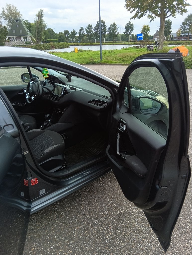 Foto 14 van Peugeot 208 1.2 VTi 82PK 5D (102g) 2012 Grijs