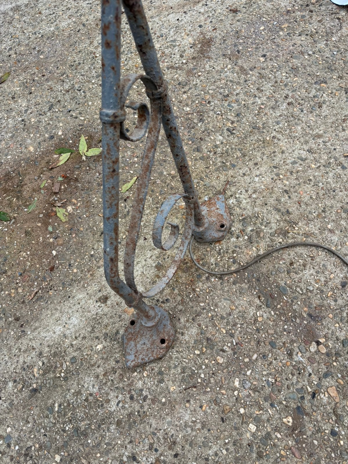 Oude smeedijzeren buitenlamp met gietijzeren muurplaten, Ophalen
